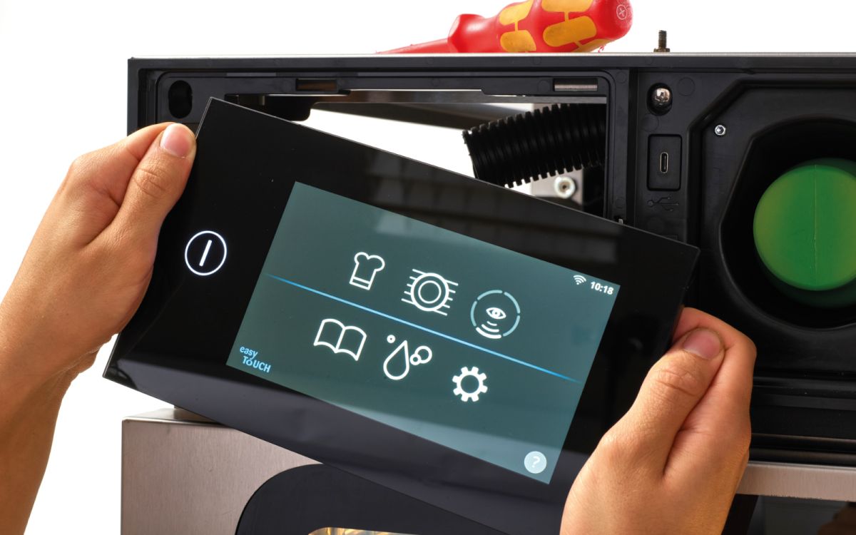 Kundenspezifische HMI-Einheit mit schwarzer Glasfront und kapazitivem Touchdisplay für einen Kombidämpfer von Convotherm